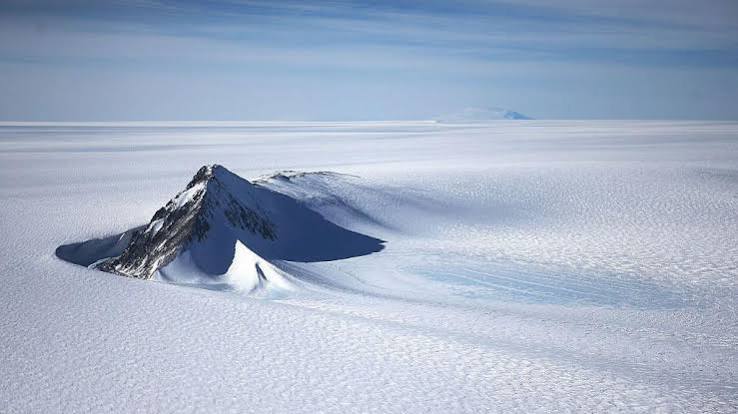 New map reveals landscape beneath Antarctica in unprecedented detail - BBC News