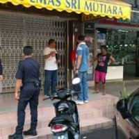 Kedai itu telah beroperasi selama 20 tahun dan ketika kejadian terdapat dua pekerja di dalamnya. Tauke Kedai Emas Maut Diserang Di Kluang Johor