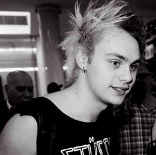 Pin By Shiloh Hollister On Michael Clifford Michael Clifford Michael Clifford Hair Michael Gordon