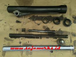 Bila shockbreakernya hanya mengalami masalah pada sealnya, maka kalian bisa hanya mengganti sealnya saja dan tentunya juga sekalian ganti oli shocknya untuk mengantisipasi oli shock yang kotor atau kuantitas yang telah berkurang. Cara Mengganti Seal Shock Depan Dan Oli Shock