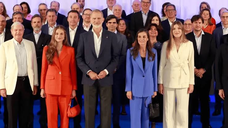 La Reina Letizia y sus hijas lucieron trajes con los colores de la bandera  de Francia previo al partido de semifinales | Ecuavisa Televisión