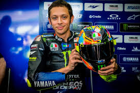 Valentino rossi wanted to also start this year with something different on his head. 7 Time Motogp Champ Valentino Rossi Shows Off Freehand Designed Agv Pista Gp R Helmet