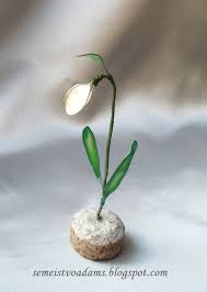 Flowers Made Of Wire And With Nail Polish Make Diy Snowdrops Flower Decoration For Winter Decora Blumen Aus Draht Nagellack Blumen Schneeglockchen Basteln