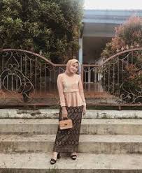 Rok lilit dengan model kotak simetris ini merupakan motif batik print modern yang sesuai selera kamu. 25 Best Model Rok Kebaya Ideas Kebaya Model Rok Kebaya Kebaya Muslim