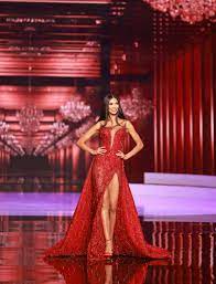 The 21 semifinalists participated in the swimsuit competition before being slashed to the top 10, who glided down the stage in their beautiful evening gowns. 09c 19c Rv2xym