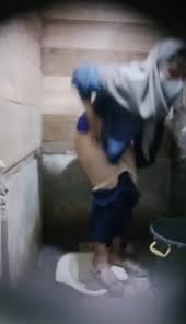 WC voyeur: hijab girl pissing - ThisVid.com