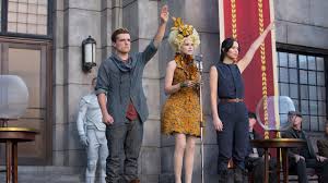Cada distrito se ve obligado a enviar anualmente un chico y una chica entre los doce y los dieciocho años para que participen en los hunger games, unos juegos que son transmitidos en directo por la televisión. Los Juegos Del Hambre En Llamas Netflix
