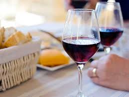 Vino rosso fresco, piacevole e morbido da bere in qualsiasi occasione anche fuori dai pasti con cocktail e aperitivi perch� � l'unico rosso che si pu� bere freddo. Vini Rossi E Rose Delle Langhe Da Bere Freddi Per Le Grigliate D Estate Adotta Un Filare