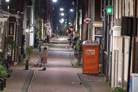 Als de avond valt gaat bij ons de klok op oneindig om te dansen tot diep in de nacht. Avondklok In Amsterdam Blijft Voorlopig Er Komt Bijna Niemand In Mijn Winkel Nu Indebuurt Amsterdam