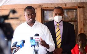 Jun 30, 2021 · however, in an escalation of the severed ties between the president and his deputy, presidential guards attached to the first family now report directly to state house while those attached to ruto report to his official residence in karen. Uhuru And Ruto Donate Sh1 3 Million To The Bereaved Kangema Family People Daily