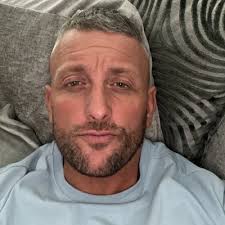 David Townsley✌️ على X: "High street in Perth is like a scene outta the  hills have eyes... Never seen so many weird looking people  #uglypeopleeverywhere 😷"