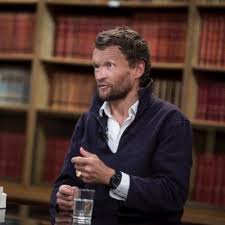Il reçut le prix goncourt de la nouvelle en 2009 pour une vie à coucher dehors, le prix médicis essai en 2011 pour son journal dans les forêts de sibérie et le prix renaudot en 2019. Sylvain Tesson Actu On Twitter Https T Co 5nmvjjaybo