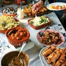 tapasfeestje een mooie tapastafel of tapasbuffet met lekkere tapas in hele mooie tapasschalen kip met sp tapas recepten spaans eten recepten tuinfeest hapjes