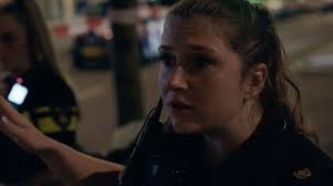 Agent Nadia in tranen door machteloosheid na helpen slachtoffer  schietpartij in Bureau Rotterdam