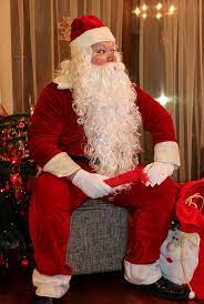 Exista multe obiceiuri de craciun, dar cele mai asteptate sunt impodobirea bradului in ajun de craciun si asteptare lui mos craciun.mos craciun vine in noaptea de 24 spre 25 decembrie, pentru ca in dimineata de 25 decembrie copii sa gaseasca sub bradul de craciun cadourile mult asteptate de la. Despre Mitul Lui Mos Craciun Diva In Bucatarie