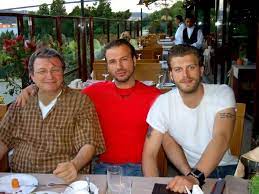 Oyuncu kıvanç tatlıtuğ'un abisi tugay tatlıtuğ, kardeşini hedef alan hakaret ve küfürlere böyle tepki gösterdi. Kivanc Tatlitug