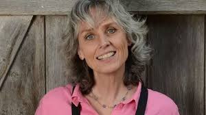 YouTuber pranks boyfriend by splattering herself with fake blood