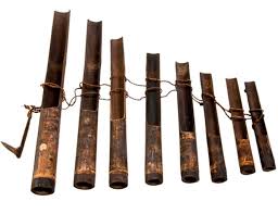 Alat musik ini dibuat dari bambu, dibunyikan dengan cara digoyangkan (bunyi disebabkan oleh benturan badan pipa bambu) sehingga menghasilkan bunyi yang bergetar dalam susunan nada 2, 3, sampai 4 nada dalam. Terlengkap Alat Musik Tradisional Dari Jawa Barat Gambar
