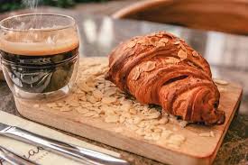 Aslında evde milföy hamuru hazırlayacağız. Kahve Kruvasan Picture Of Bravo Patisserie Izmir Tripadvisor