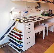 Ce Qui Pour Un Grand Ikea Hack Ikea Bureau Est Spielflche Et Obtient Meme Une Parkings Pour Automobile M Ikea Hack Kids Bedroom Ikea Hack Kids Ikea Kids Desk