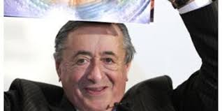 Lugner turtelt wieder mit dem Betti-Hasi