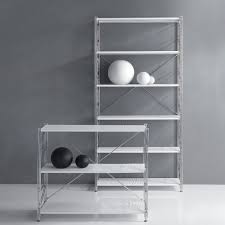 Componibili e in parte simili a scaffali, le strutture sono realizzate in metallo, ferro, alluminio o acciaio e accompagnate da ripiani in cristallo, vetro o legno per un effetto mix and match di grande impatto. Librerie Componibili In Acciaio Come Creare Scaffali E Scaffalature Su Misura