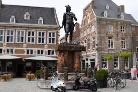 Gardenforum biedt een uitgebreid gamma eigentijdse en kwalitatieve artikelen voor decoratie. Ambiorix Kijkt Uit Op Het Marktplein In Tongeren Picture Of Standbeeld Ambiorix Tongeren Tripadvisor