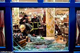 Dort auf dem vorplatz finden ca. St Pauli Fans Injure Two Pregnant Women As They Storm Pub Containing Supporters Of Rivals Hamburg Daily Mail Online