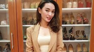 Zaskia gotik — bang toyib kawin lagi 03:13. Zaskia Gotik Rilis Lagu Ayo Turu Gaya Dan Penampilannya Disebut Mirip Boneka Hidup Tribun Sumsel