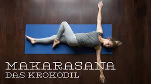 These are the yoga poses that really build upper body and core strength! Asana Des Monats Makarasana Das Krokodil