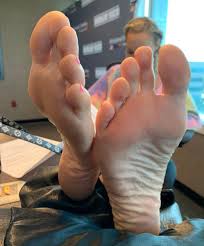 Mature woman walking in the sea bare feet holding her shoes, caught by a wave and laughing. â„‹ê®ŽuÑ•â„° ê®Žâ„± Ñ•ê®Žâ„'â„°Ñ• Pa Twitter Unreal View Of Kyles Bare Mature Soles Wrinkled And Crossed To Perfection In The Radio Station
