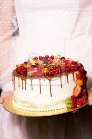 Weitere ideen zu tortendeko, tolle kuchen, schöne kuchen. Ein Madchen Mit Einem Schonen Kuchen Mit Frischen Fruchten Und Leinwandbilder Bilder Schone Glasur Empfang Myloview De