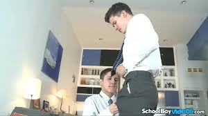 Chicos calientes de la escuela sesión de sexo de chico humeante