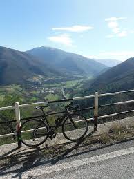 Al mattino dovremo invece privilegiare la leggerezza, al fine di non appesantirci con la digestione durante la gara, o nel freddo delle griglie di partenza. Colazione Pre Gara Ciclismo Cosa Mangiare