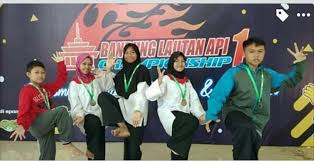 Katanya ada siswa mtsn lemahsugih kelas ix bernama rudit kecelakaan di padarek deket smp 2 lemahsugih. Siswa Mts N 5 Majalengka Sabet 5 Medali Kejuaraan Pencak Silat Bandung Lautan Api Brnews Id