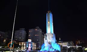 Imponente, el monumento nacional a la bandera. El Monumento A La Bandera Se Iluminara Con Imagenes Y Mensajes De Aliento A La Seleccion