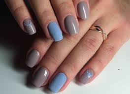 Combinaciones de colores, combinacion muy moderna de azul marino y color rosa pastel, decoración de flores peonías y cuadro en la pared, alfombra color rosa. Unas Decoradas 45 Ideas Caprichosas Inspiradas En Las Nuevas Tendencias