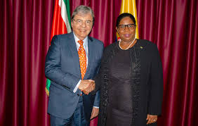 Minister blok met het blauwe beest. Werkbezoek Minister Van Buitenlandse Zaken Van Columbia Aan Suriname Waterkant
