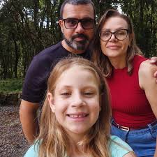 Você se tornou e eu conheci uma Mãe encantadora, um verdadeiro exemplo para  muitas mulheres. Hoje, tem em suas mãos o maior desafio da sua vida, que é  educar a nossa Fofuxa,