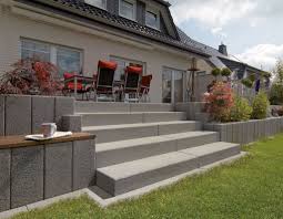 Vianova Stufen Die Schlichte Aber Edle Ausstrahlung Und Die Hochwertigen Oberflachen Aus Natursteinkornung Machen Diese S Balkonentwurf Garten Stufen Stufen