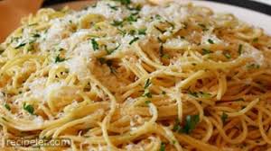 Spaghetti aglio e olio adalah spaghetti yang dimasak dengan bumbu bawang putih dan minyak. Resepi Aglio Olio Paling Sedap