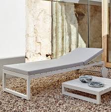 Sonnenliege Saler Zeigt Sich In Schlichter Form Mit Besonderem Fuss In Rechtecksform Das Material Der Liege Elox Gartenmobel Design Liege Garten Gartenliege