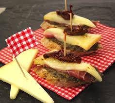 Recette Pintxos Tapas Au Jambon Basque Et Fromage Istara Recette Recette Tapas Espagnol Tapas Facile Recette Basque
