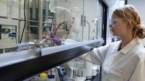 El laboratorio estadounidense moderna informó este lunes que su fórmula de vacuna contra el la vacuna de moderna, creada con los institutos nacionales de salud, está siendo estudiada en 30.000. Moderna Y Msd Dicen Que No Venderan Sus Vacunas Contra El Covid A Precio De Coste