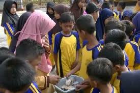 Gaji akan dikembalikan ke masyarakat. Bikin Haru Siswa Sd Di Gunung Kidul Iuran Demi Tambah Gaji Guru Honorer Yang Terlampau Kecil Semua Halaman Intisari