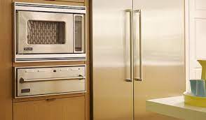 A downdraft range hood is a ventilation system that's built into either the cooktop or countertop, behind the cooktop burners. Wall Ovens And Venting