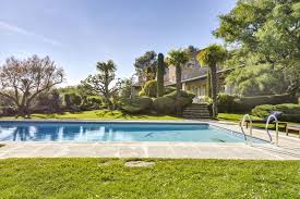 Superbe Location De Vacances En Provence Pour Ce Mas En Pierre Du Pays Niche Dans Un Site Exceptionnel Maison De Vacances Vacances Provence Locations Vacances