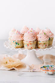 Soft Moist And Fluffy Sprinkle Cupcakes These Vanilla Cupcakes With Sprinkles And Vanilla Butte Bakken Met Kinderen Eten En Drinken Dessert Ideeen