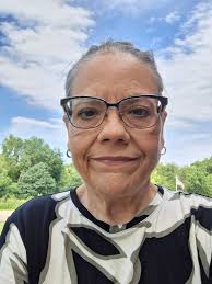 On a Zoom with my toxin-cream organic makeup group. I'm still listening and  watching attentively, but I was still able to apply the new colors I just  got in with my fingers.