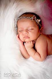 Posing A 1 Month Old Is A Possibility It Does Require Much More Patience 1 Month Old Baby Baby Girl Photography Baby Month By Month